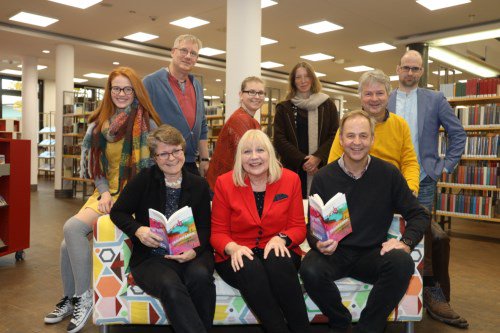 Vom Literaturlabor in die Traumfabrik: Nachbarschaftsbüro „Chempunkt“ stellt Kurzgeschichtenband aus Kooperationsprojekt mit Förderverein Literatur in Leverkusen e.V. vor. Für interessierte Leseratte: Das Werk ist ab Januar erhältlich! - currenta.de/medien/presses…