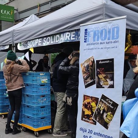 Action_Froid's tweet photo. Cette année encore, @EXKiOfficial
 nous prépare une soupe qui sera distribuée ce soir pendant la maraude de notre antenne de Paris. 
Un grand merci aux éplucheurs qui ont bravé le froid pour le plus grand bonheur des #SansAbris qui pourront se réchauffer grâce à vous ! https://t.co/1S1g2M15UP