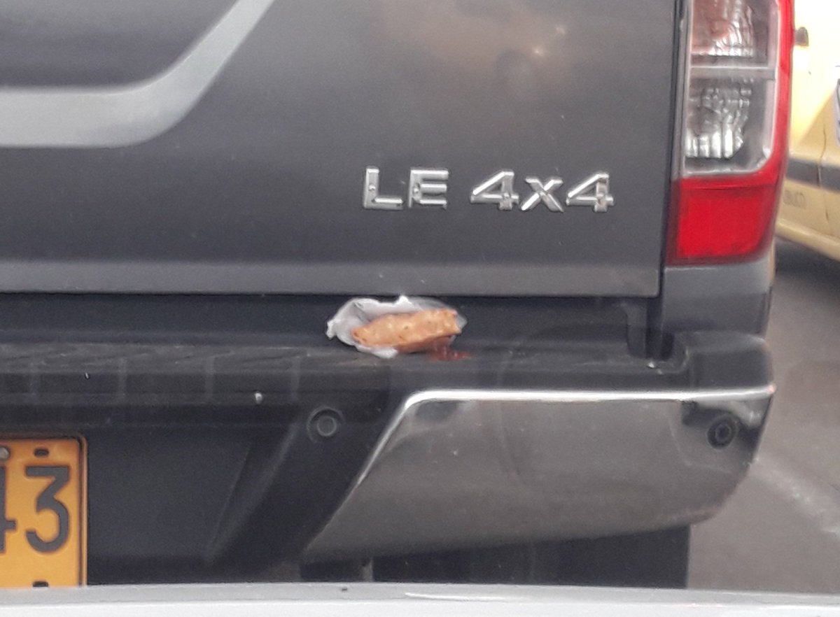 FernandoGRuiz's tweet photo. Acompáñame a ver esta triste historia.

Una vez compré un pastelito, le metí un mordisco mientras me apoyaba en una camioneta. Lo puse ahí para recibir el guarapo y de momento... aquí me tiene, persiguiendo a la camioneta para que me devuelva mi pastelito 😣😭🤦🏼‍♂️ https://t.co/iiXnXWnLaG