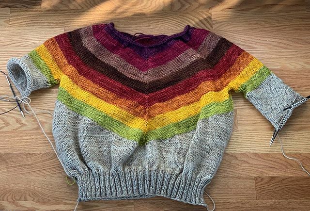 Current situation: sleeve island. #camarosweater #knitstagram #knittersofinstagram #sweaterknitting ift.tt/377SMBL