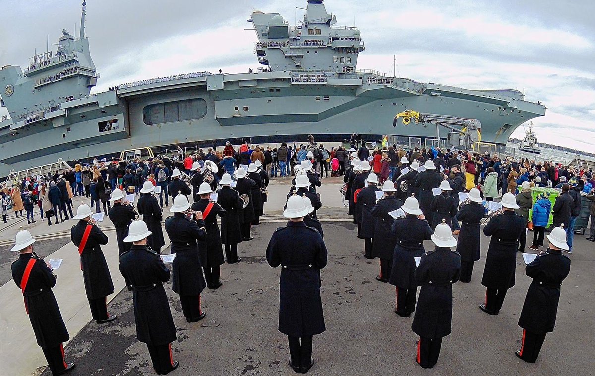 The Band of Her Majesty’s Royal Marines Collingwood performing for @HMSPWLS First Entry to Port this afternoon. #HMSPrinceofWales #MilitaryMusicians #HistoricDay #Opportunities #MusicJobs @RoyalMarines @RoyalNavy