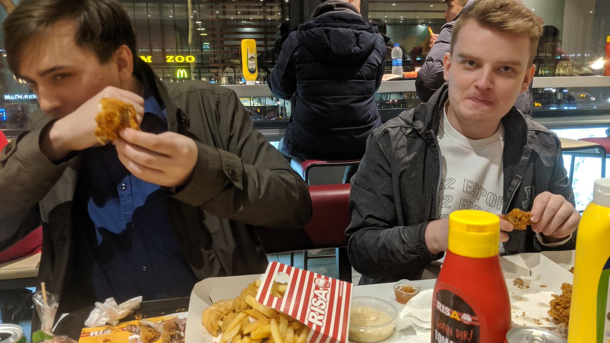 Wellness @DariGideon &amp; der brachiale @G2Braexco beim Chickendinner. 

Name a more iconic Duo