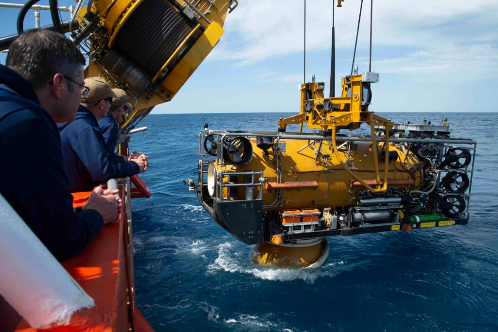 USNavy's tweet photo. Alongside our Navy partners, we can handle the pressure.
A #USNavy Pressurized Rescue Module system deploys from a Royal Malaysian Navy submarine rescue ship during Exercise #PACREACH. The triennial exercise helps our navies prepare for deep sea rescues in the region. https://t.co/nsV37lWKy7