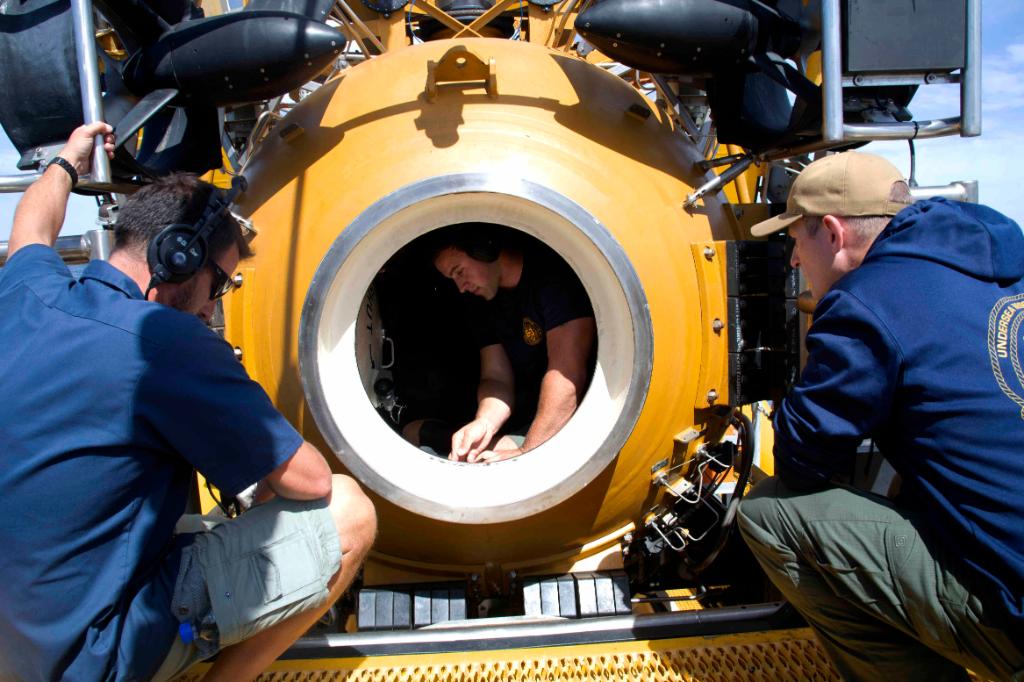 USNavy's tweet photo. Alongside our Navy partners, we can handle the pressure.
A #USNavy Pressurized Rescue Module system deploys from a Royal Malaysian Navy submarine rescue ship during Exercise #PACREACH. The triennial exercise helps our navies prepare for deep sea rescues in the region. https://t.co/nsV37lWKy7