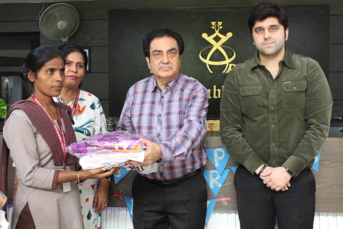 SchoolAjanta's tweet photo. Despite of high pollution in the city @Schoolajanta and rev. Principal @Vaibhavajanta along with Ts &amp; Ss celebrated Children’s Day on 16th Nov’19, by sharing their joy by distributing blankets to the ‘school helping hands’. #SDGs1 #SDGs3 https://t.co/8tjfBUgewD