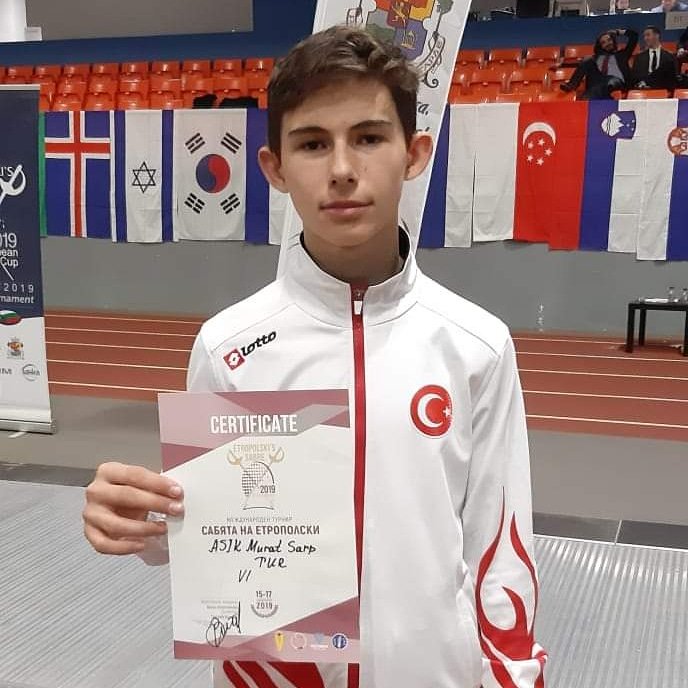 TurkiyeEskrimF's tweet photo. Bulgaristan ev sahipliğinde dün başkent Sofya’da başlayan Avrupa EFC Yıldızlar Circuit Turnuvası’nda bugün 'U17 Erkekler Kılıç' kategorisinde piste çıkan sporcularımızdan Murat Sarp Aşık turnuvayı 6’ncı sırada tamamlayarak kürsüde yer aldı.👏👏🤺🇹🇷 https://t.co/VQAWbo6MIq