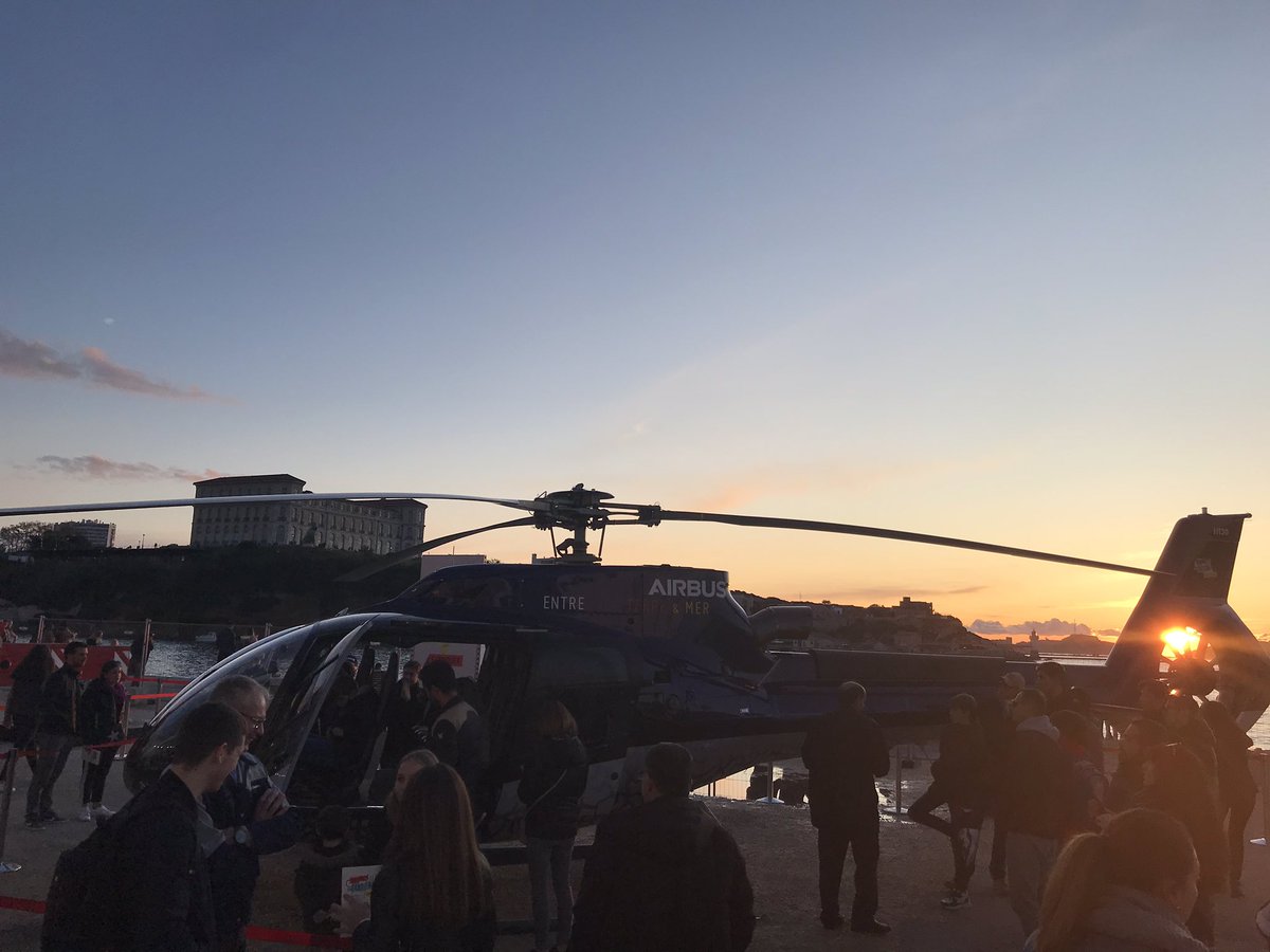 Le soleil se couche sur l’#UsineExtraordinaire qui se poursuite jusqu’à 19h mais qui a déjà dépassé les 20 000 visiteurs !🍾👌Un franc succès en dépit d’une météo capricieuse le 1er jour. Merci à  tous les industriels partenaires ! #UsineExtraMarseille <a href="/industries_med/">Industries méditerranée</a>