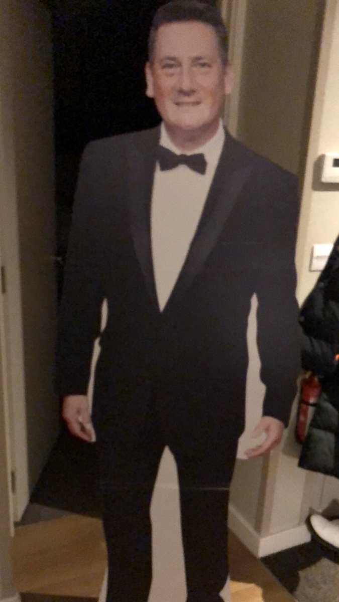 When you can’t get the original ⁦<a href="/TheTonyHadley/">Tony Hadley</a>⁩ to come to ⁦<a href="/centreparcs/">Centre Parcs</a>⁩ #Woburn for ⁦<a href="/jomonaghan1/">Jo Monaghan</a>⁩ 50th do you bring the next best thing #cardboard #tony