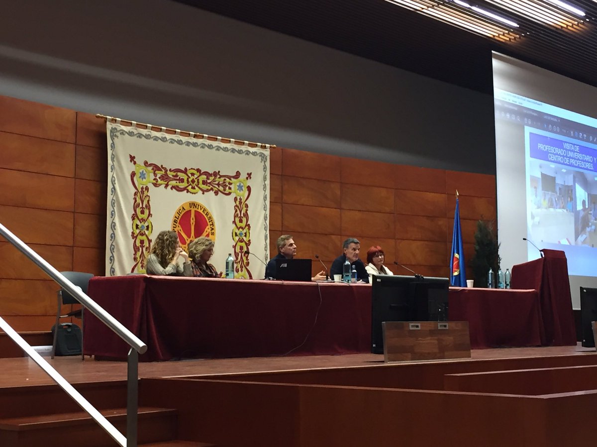 carbonell_sara's tweet photo. El @iesvelesevents crea espacios de diálogo con los 7 principios del aprendizaje dialógico, cuidando las narrativas de la comunidad. En la imagen la visita de profesorado universitario @PacoEscolanoM #impactosocial #CdANavarra2019 https://t.co/ljJl9Ms0Ph