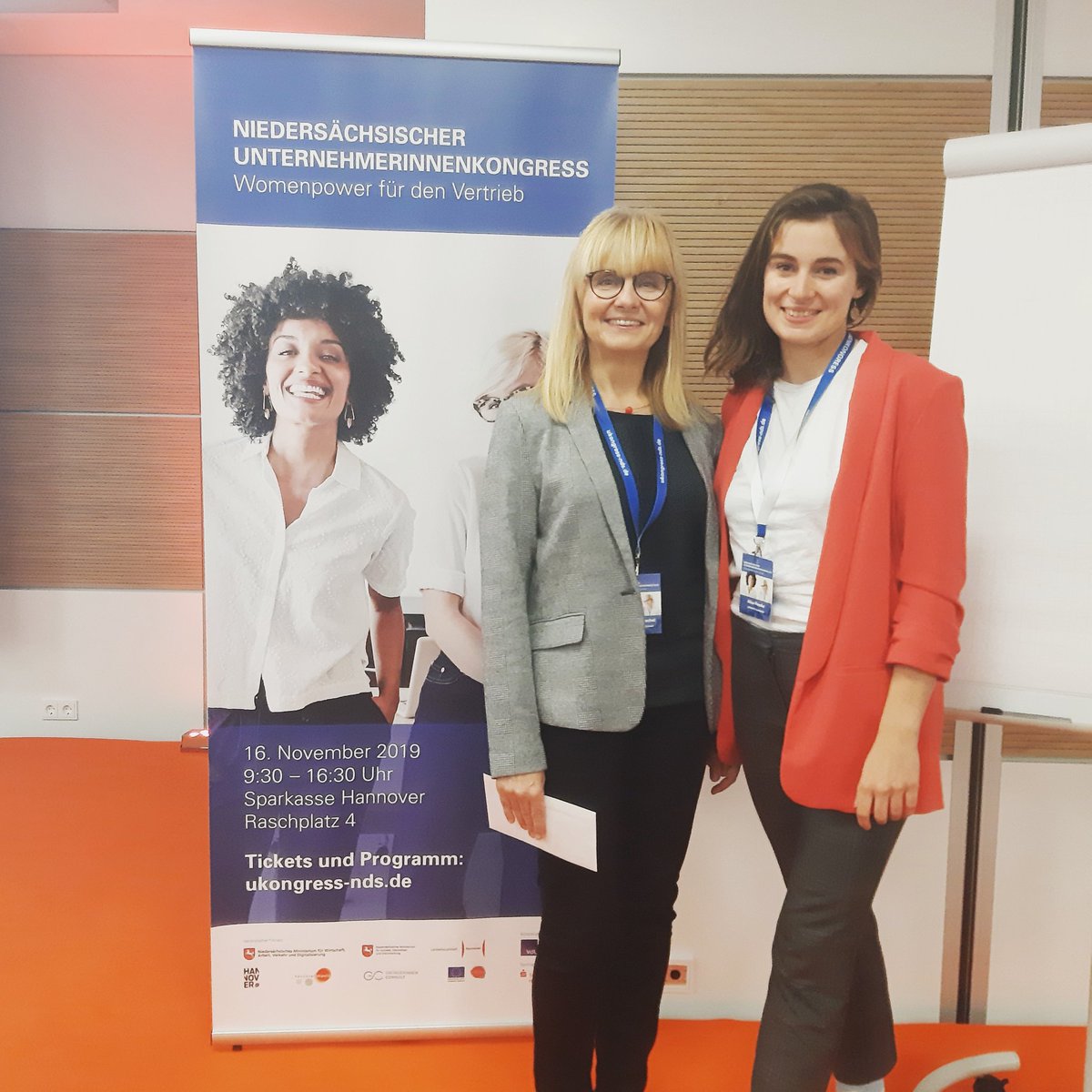APaeske's tweet photo. Saludos vom Niedersächsischen Unternehmerinnenkongress von @hannoverimpuls und der @sparkasse Hannover🤗 Heute habe ich viel Input und Inspiration von anderen Gründerinnen und Unternehmerinnen zum Thema Vertrieb für @sPERANTOworldw1 mitgenommen. #uko19 #uko2019 #gründerinnen https://t.co/an2U07PIGV