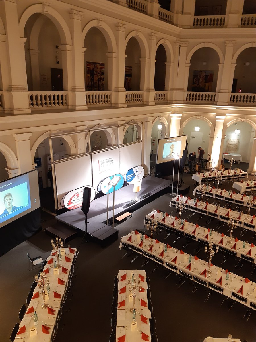 ulrike_lang's tweet photo. Der #Lichthof @StabiHH heute mal im Galadinner-Gewand für den @adhGER https://t.co/NsEbrz3co5