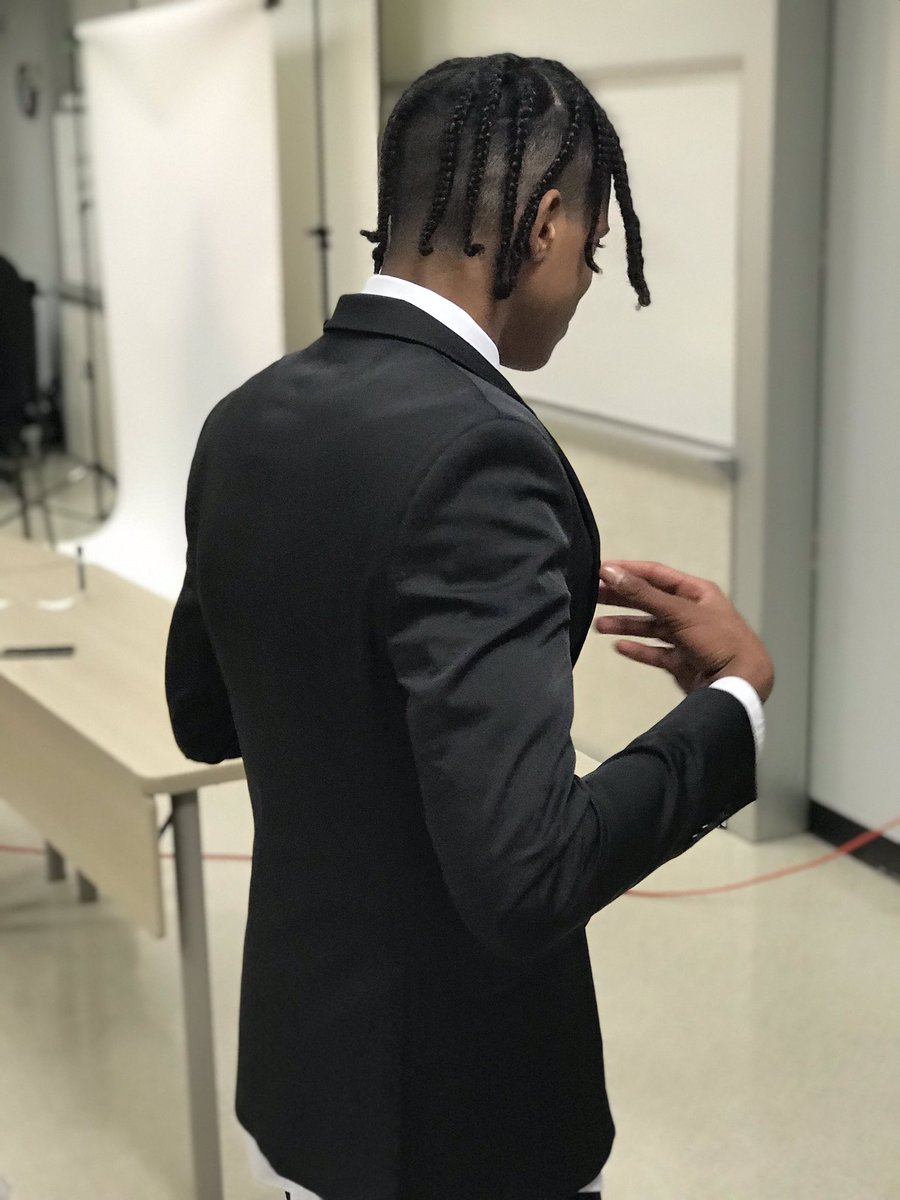 BVCoog13's tweet image. Behind the scenes...portraits being taken #ATMProject #HISDEmpowers  @FurrHS @CharlesASloan1 @HoustonISD