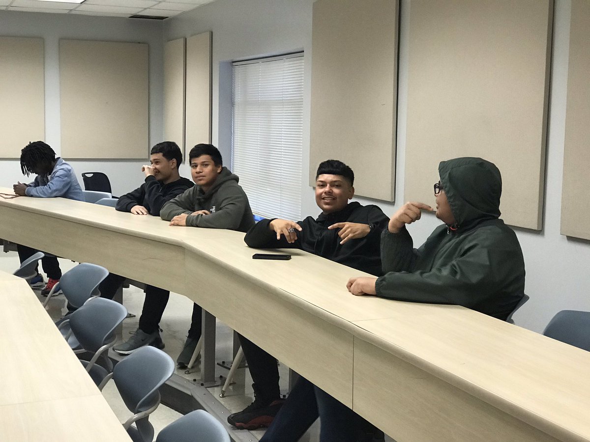 BVCoog13's tweet image. Behind the scenes...portraits being taken #ATMProject #HISDEmpowers  @FurrHS @CharlesASloan1 @HoustonISD