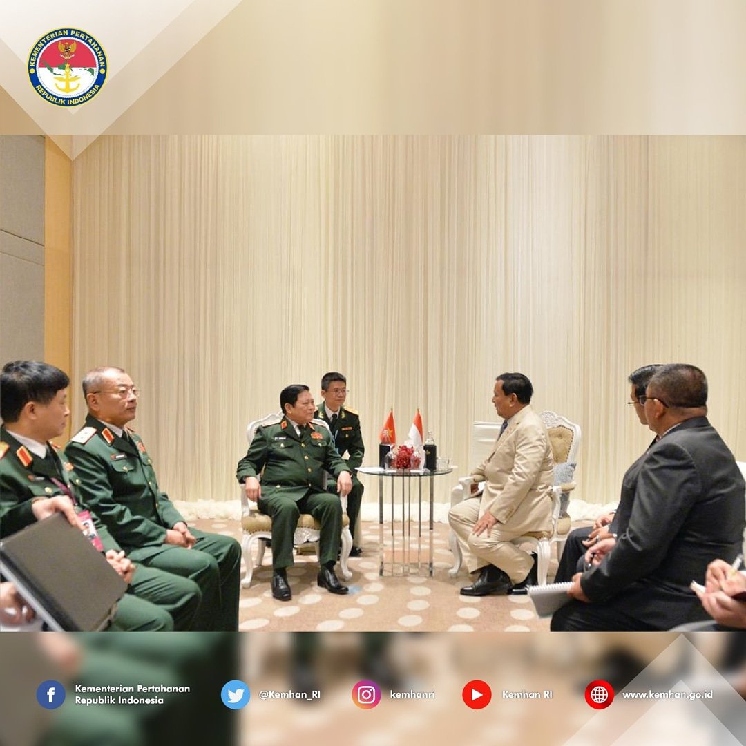 Kemhan_RI's tweet photo. Menhan RI H. Prabowo Subianto melakukan pertemuan bilateral dengan Menhan Vietnam General Ngo Xuan Lich Sabtu (16/11) di Bangkok, Thailand. Pertemuan berlangsung pd sela - sela rangkaian kegiatan pertemuan  ASEAN Defence Ministers' Meeting (ADMM) Retreat and 6th ADMM-Plus. https://t.co/IdGIPumTkl