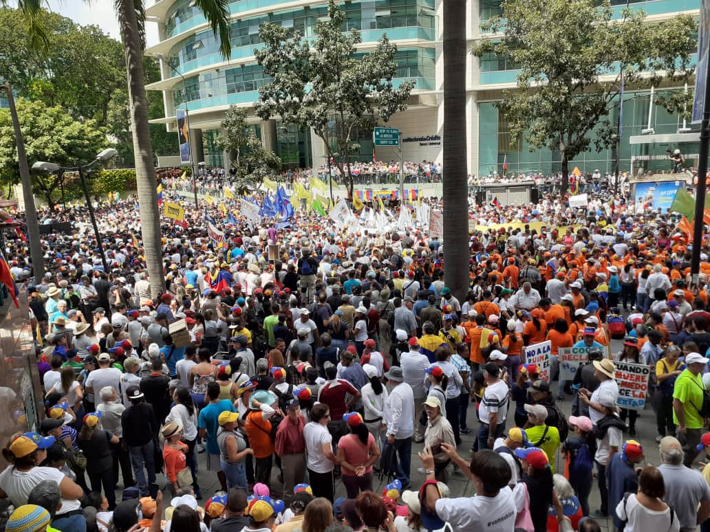 movinotinto's tweet photo. #MVInforma || 1:20pm Así se desarrolla la movilización en El Rosal, #Caracas donde la sociedad civil protesta unida este #16Nov en rechazo del régimen en Venezuela y las vulneraciones a los derechos humanos. #16Nov #DDHH16Nov https://t.co/eFwG7AV3bx