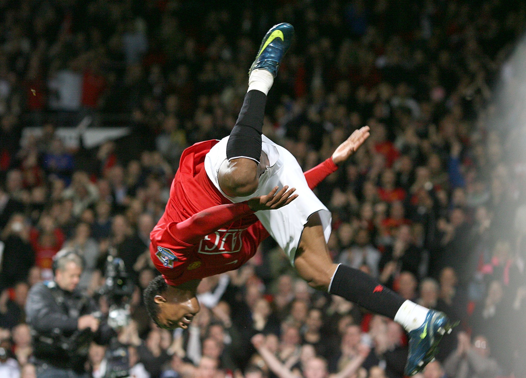 Happy Birthday to Luis Nani Can you name a player with better celebrations? 