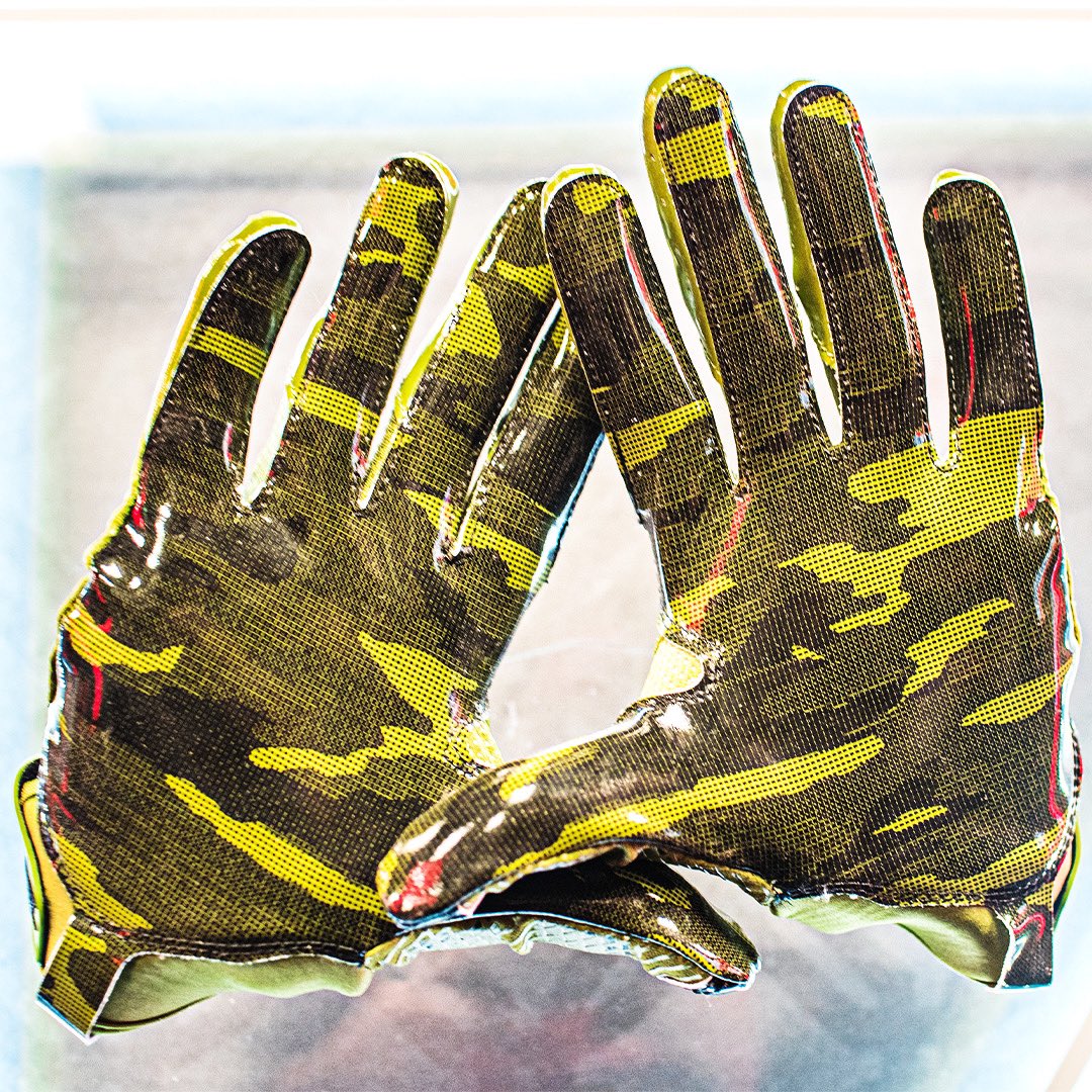 Military appreciation gear for today’s game. 

The shield is a tribute to the medals our service men and women receive for acts of courage and honor during their time of service. 

 #𝙏𝙝𝙚𝘽𝙞𝙧𝙩𝙝𝙥𝙡𝙖𝙘𝙚 | #3stripelife