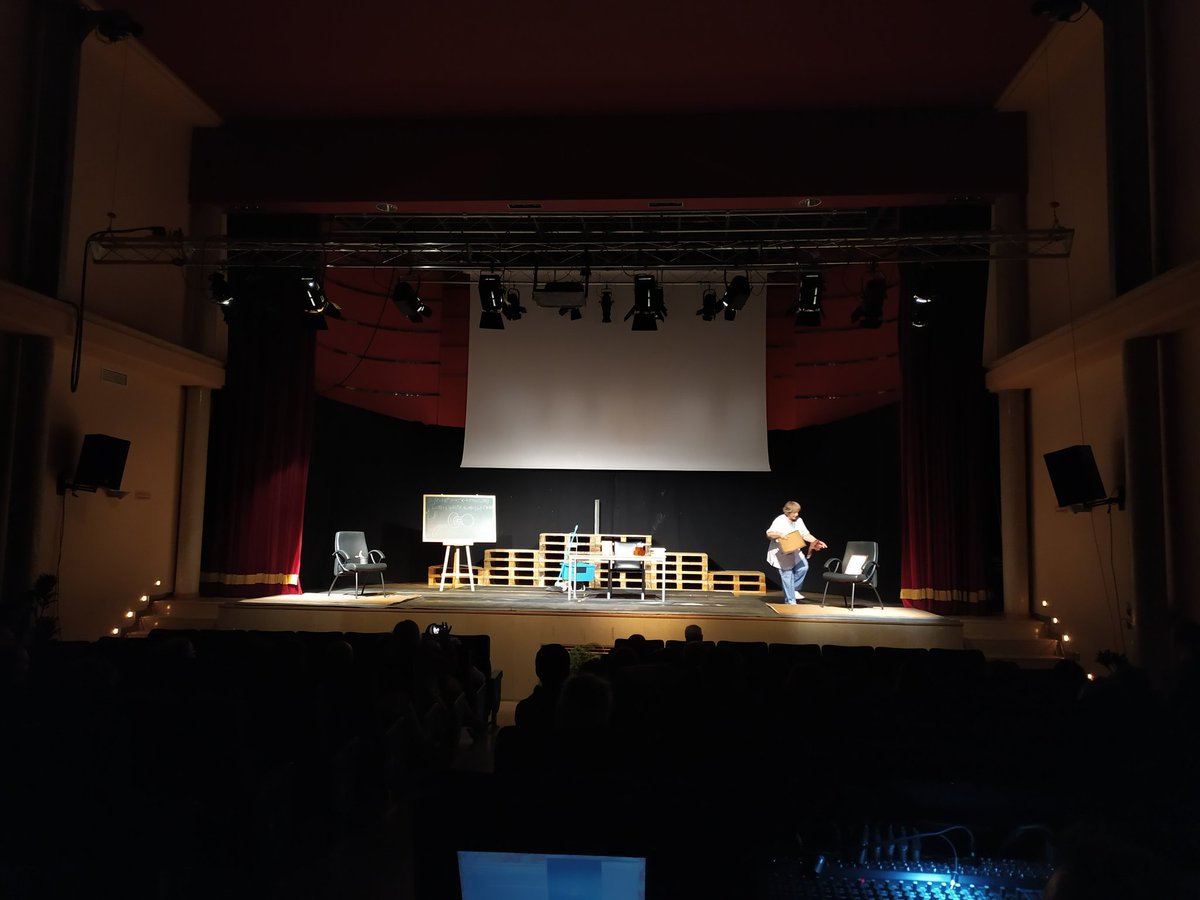 "La teoría del Todo… Todo" 
Tendrá Física relativista vs fisica cuántica

#CienciayTeatro19 🎭🔬🧹👩‍🔬