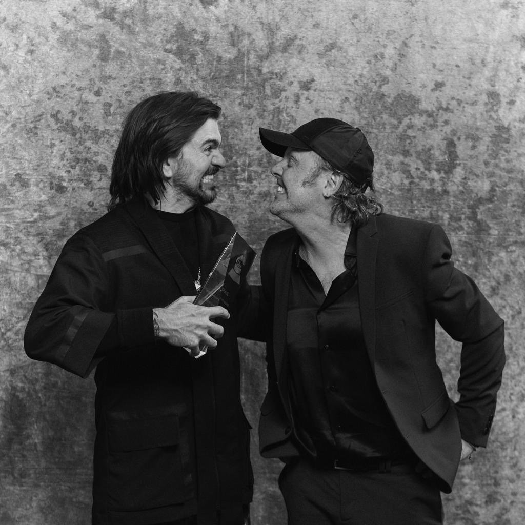 JUANES's tweet image. ...nunca dejes de ser disciplinado, nunca dejes de practicar tu instrumento, si aún no lo haces comienza ¡YA! Nunca es tarde para empezar algo maravilloso, del resto la vida se encarga y te irá poco a poco acercando a los que amas y has amado por siempre, a tus ídolos, 2/3