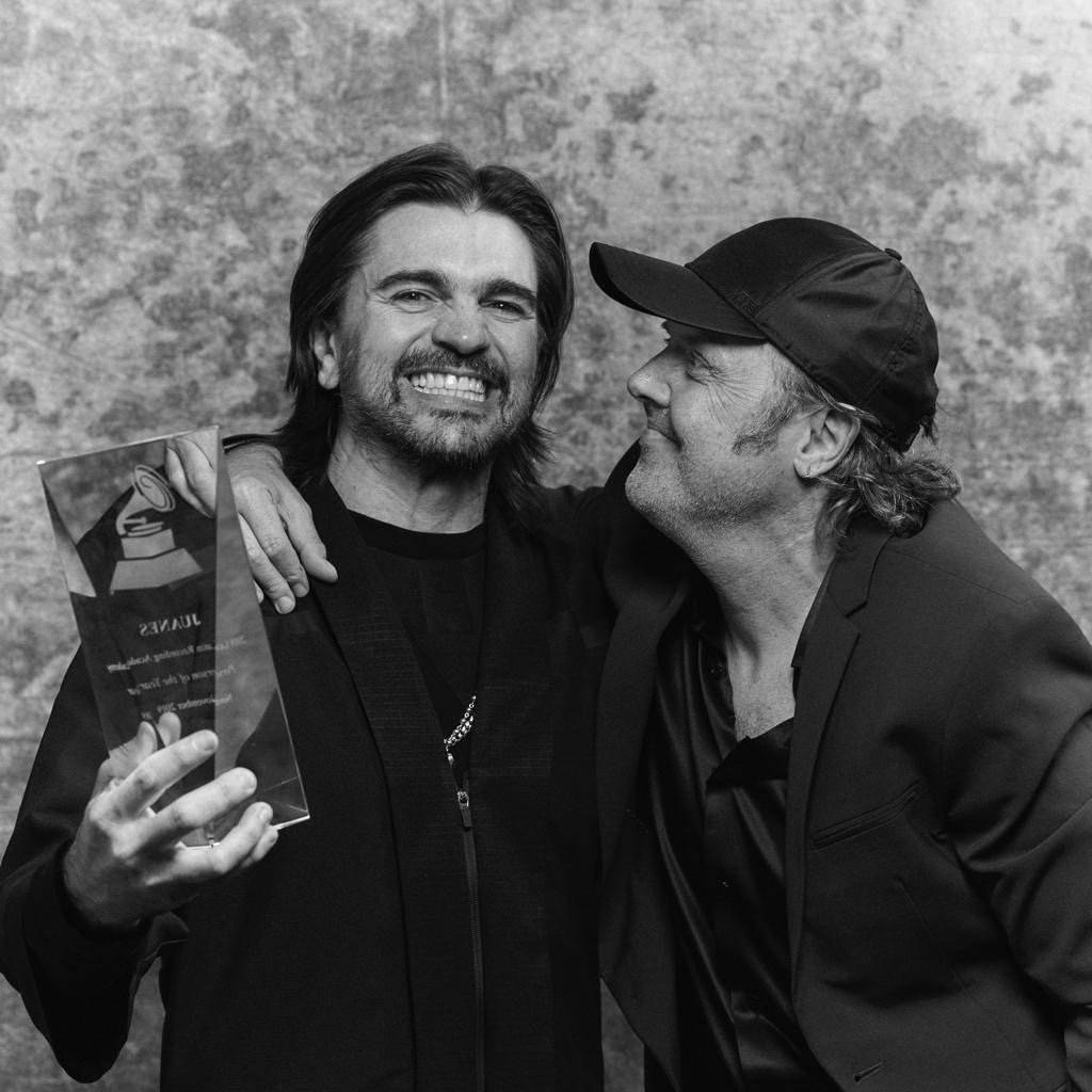 JUANES's tweet image. A todos quienes están ahí afuera leyendo esto, nunca dejen de soñar, no importa que tanto amor le pongan a lo que hagan, siempre habrá alguien que les diga; “no eres suficientemente bueno” 😂 a la mierda con eso! Los sueños se cumplen si los persigues, nunca dejes de soñar, 1/3