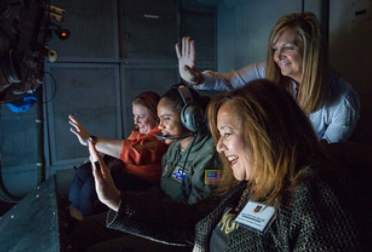 emurphy7's tweet photo. Great photo courtesy of 514th AMW of us waving to the pilots of the C17 we were refueling #GingerGeneral https://t.co/ShBiYjqfUk
