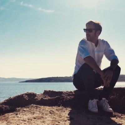 rommat's tweet image. E niente...mi piace sedermi vicino al mare! #NewProfilePic