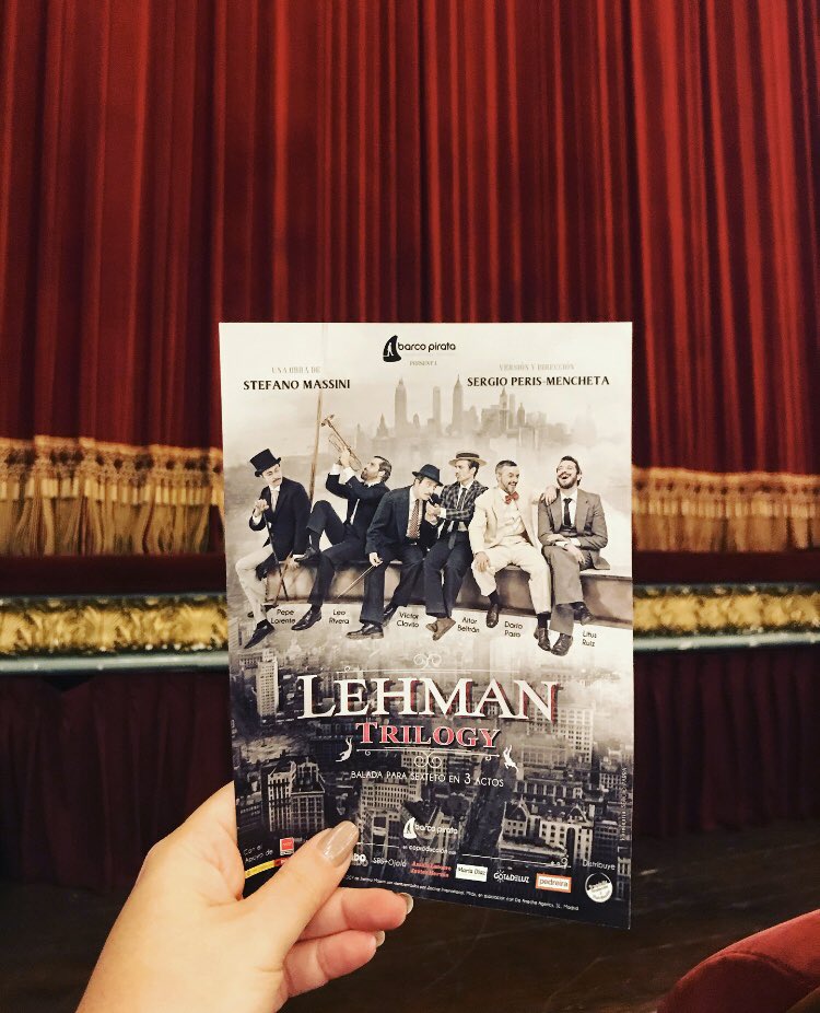Gema Ortiz (@gemaort) on Twitter photo Ahora entiendo por qué todo el mundo habla bien de ellos. Aún alucinando con el ELENCAZO de #LehmanTrilogy. Gracias por estas 3 horas de talento puro <a href="/Lituseando/">Litus</a> <a href="/dariopaso/">Dario Paso</a> <a href="/VctorClavijo/">Víctor Clavijo</a> <a href="/_LeoRivera_/">Leo Rivera</a> <a href="/sinsaboress/">Aitor Beltran</a> .
<a href="/PerisMencheta/">Peris-Mencheta</a> , a sus pies. Ahora entiendo por qué todo el mundo habla bien de ellos. Aún alucinando con el ELENCAZO de #LehmanTrilogy. Gracias por estas 3 horas de talento puro <a href="/Lituseando/">Litus</a> <a href="/dariopaso/">Dario Paso</a> <a href="/VctorClavijo/">Víctor Clavijo</a> <a href="/_LeoRivera_/">Leo Rivera</a> <a href="/sinsaboress/">Aitor Beltran</a> .
<a href="/PerisMencheta/">Peris-Mencheta</a> , a sus pies.