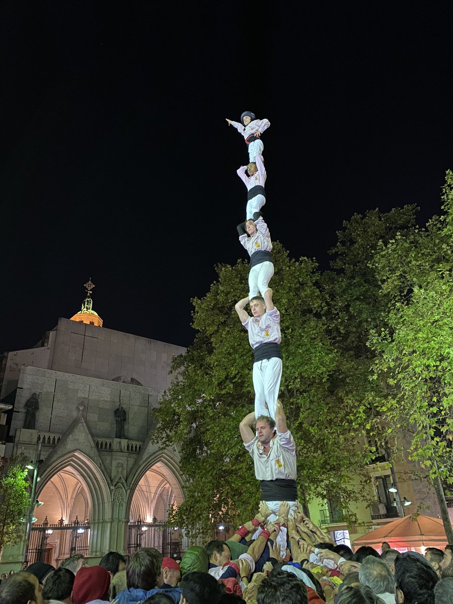 Minyons's tweet photo. A ronda de pilars, descarreguem el Pde6!

#XLIDiada #JuntsSomImparables #castellers #Terrassa #SomLaColla #40èAniversari #40anys https://t.co/IQTQi2W44P