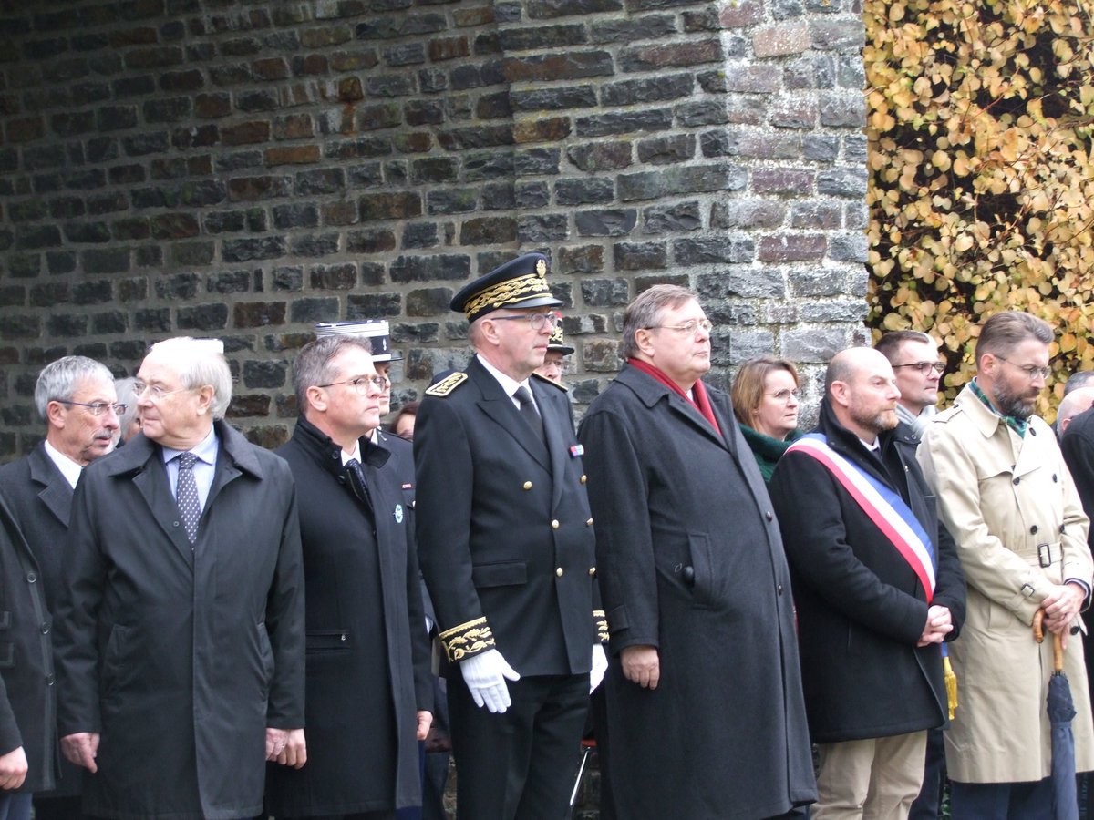 Prefecture50's tweet photo. [1/3] #Cérémonie en mémoire des victimes de guerre allemandes au mausolée de #HuisnesSurMer en présence de Gérard Gavory, Préfet, pour commémorer cette journée du deuil national allemand.
Près de 12 000 victimes allemandes de la 2nde guerre mondiale reposent dans ce mausolée. https://t.co/YjIhYCS9Iz