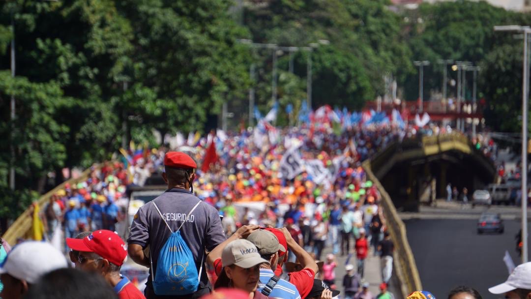 Cancilleria_ve's tweet photo. En Caracas suena la consigna #NoMasTrump, condenando las políticas imperialistas que bloquean e imponen sufrimiento a los pueblos de #Venezuela y #Cuba y contra el golpe en #Bolivia #VenezuelaContraElFascismo https://t.co/DyUJPssYek