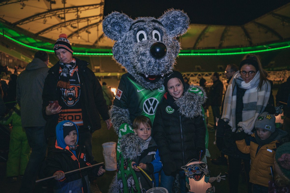 VfL_Wolfsburg's tweet photo. Grün-weißes Lichtermeer: Beim VfL-Laternenumzug waren heute 1.500 kleine und große Laternenträger unterwegs. 🕯️💚 #VfLWolfsburg https://t.co/e2IcaL5bmE