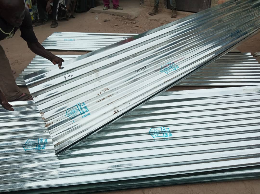 NeneNkulu's tweet image. 543 maisons sinistrées à cause de la pluie à  MALEMBA-NKULU. je suis sur place pour apporter la réponse du gouvernement de la République à ce drame . Le secours est constitué des tôles,des chaises,des bassines , des  pagnes et d'autres biens de valeur pour aider les sans abris