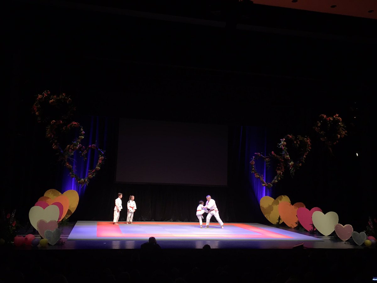 50 jaar <a href="/FVDWsport/">Frits van der Werff</a>. Sporten met een hele fitte opa. Prachtig #hoorn #judo #feestje #opnaardevolgende50jaar