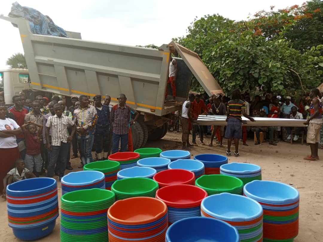 NeneNkulu's tweet image. 543 maisons sinistrées à cause de la pluie à  MALEMBA-NKULU. je suis sur place pour apporter la réponse du gouvernement de la République à ce drame . Le secours est constitué des tôles,des chaises,des bassines , des  pagnes et d'autres biens de valeur pour aider les sans abris