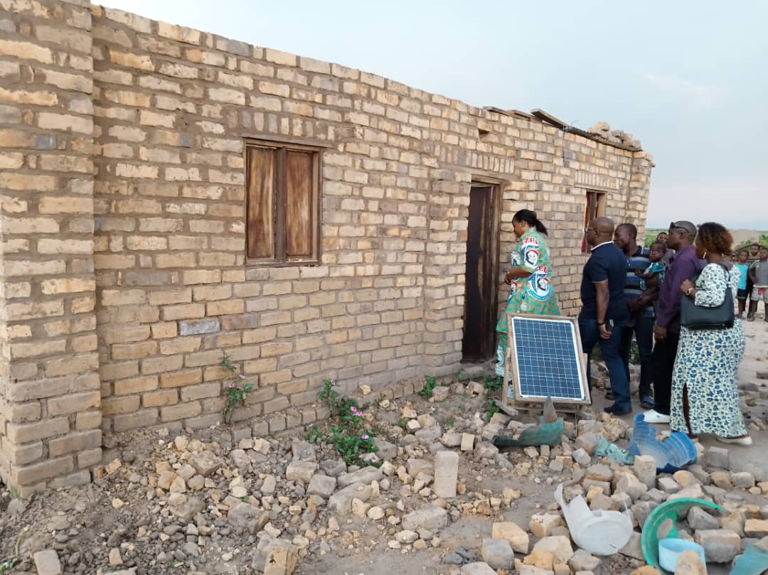 NeneNkulu's tweet image. 543 maisons sinistrées à cause de la pluie à  MALEMBA-NKULU. je suis sur place pour apporter la réponse du gouvernement de la République à ce drame . Le secours est constitué des tôles,des chaises,des bassines , des  pagnes et d'autres biens de valeur pour aider les sans abris