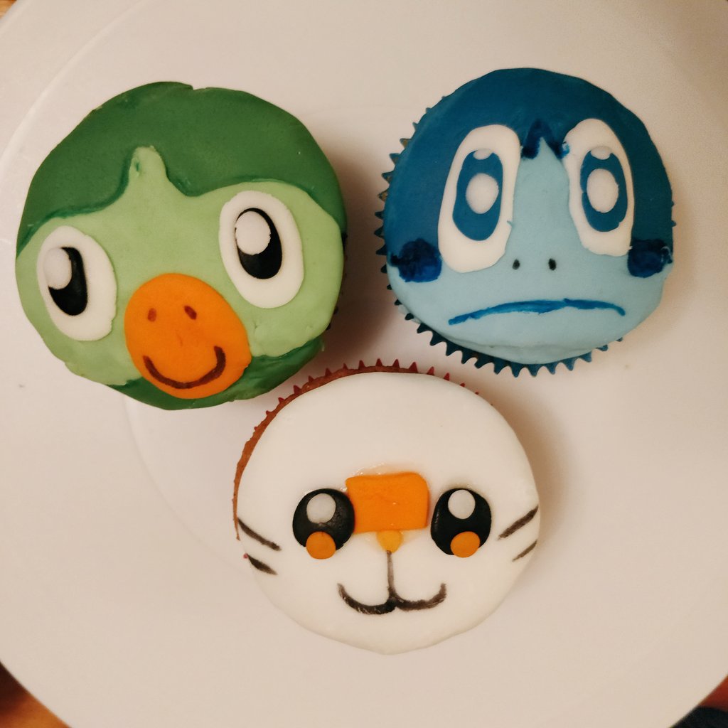 ggteablog's tweet image. To celebrate Pokémon Sword &amp;amp; Shield I made Grookey (matcha) Scorbunny (cinnamon) &amp;amp; Sobble (tumeric) cupcakes! Who will you choose? #PokemonSword #PokemonShield #NintendoSwitch #pokemon #matcha #cupcakes #pokemoncakes #ichooseyou