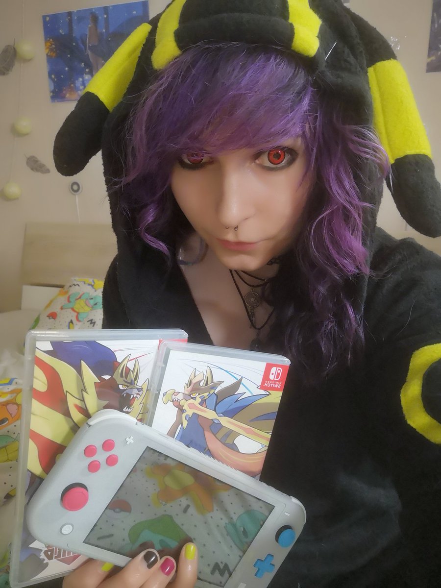 Daiquirix's tweet photo. Mal wieder den Stream starten - erst mit #Overwatch , später #PokemonSchwert :)
Passend dazu im #Nachtara #kigurumi 💜 
https://t.co/VlH1yJOxuL https://t.co/Ul8F0MUGjc