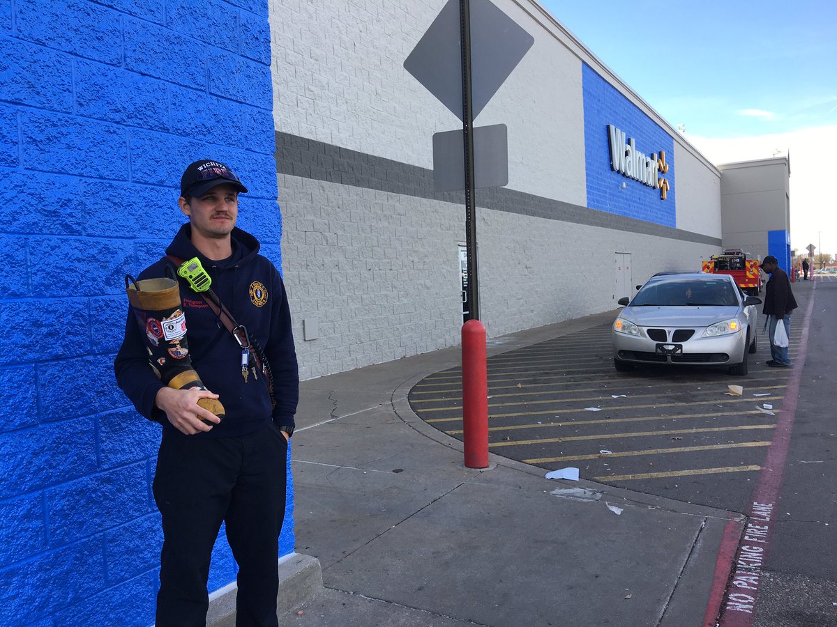 salvationarmyks's tweet photo. Thankyou @WichitaFireDept for collecting donations at #bootblock. https://t.co/aYsaqZ13x7