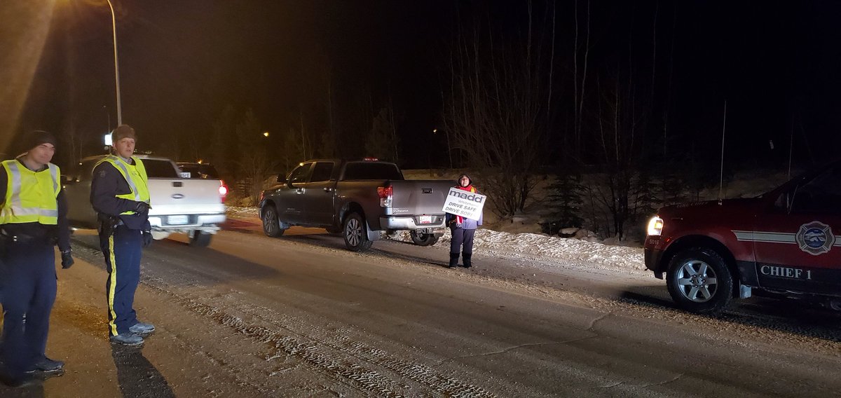 yukonrpmostyn's tweet photo. Last night, I had the honour of joining MADD volunteers, RCMP, EMS, firefighters and other civil servants at a check stop in Whitehorse. It is vital we work together to #endimpaired driving on our roads. #MADD #yukon https://t.co/WaH5YoljUq