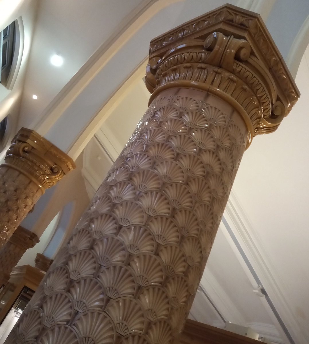 Big thanks to @drSallyBD and @drannaburton for the extremely well-organised and productive @ERebellions symposium for the @TheBSLS. Pic related: a shell-column at the nearby @VictoriaGallery.