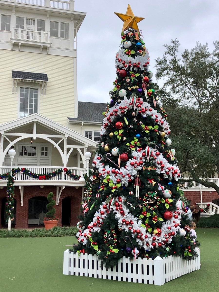 This Boardwalk Christmas Tree! 😍