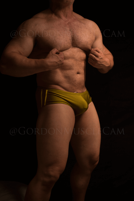 Hey, @GordonMuscleCam is fucking horny now, flexing his muscles on cam. Go buzz his fat cock with your