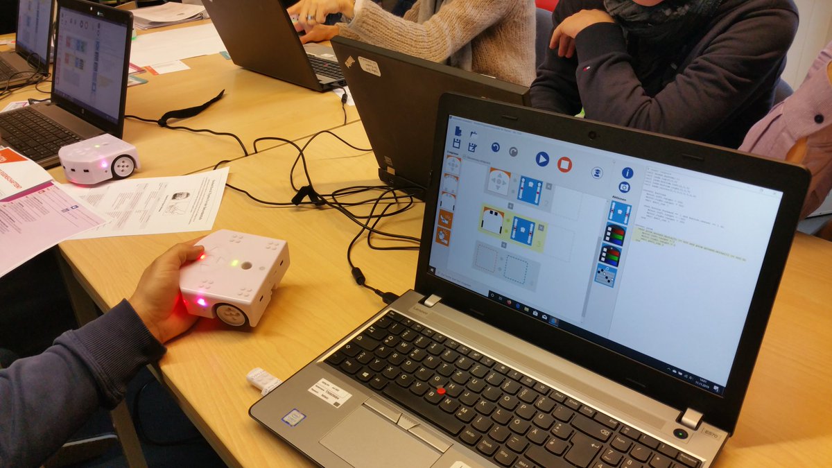 bueddingh's tweet photo. Im Rahmen #DigitalerBildung ändert sich nun immer mehr die Rolle der #Bibliotheken.#Außerschulische #Lernorte vermittelt #Medienkompetenzen und #ITG.Ebenso kann man an #Workshops teilnehmen und #IT #Hardware ausleihen.(Wie beim #ITPMS!)#twlz #NRWedu #BildungslandNRW #Informatik https://t.co/p0MiQ3ODF1