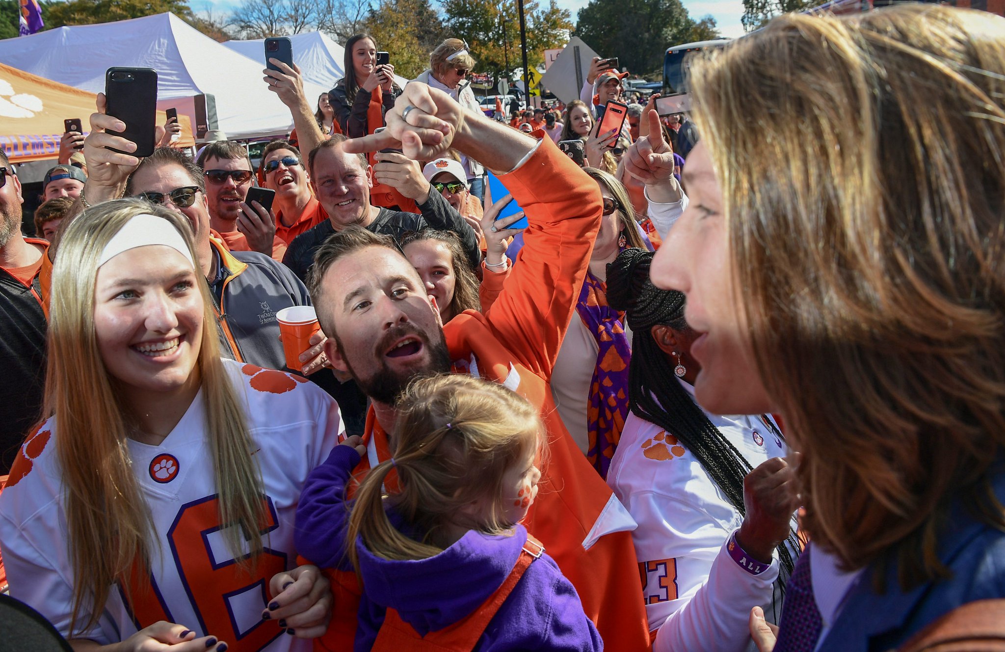 Orange And White On Twitter Trevor Lawrence Met His Tiktok Lookalike Photo By Photojmorgan