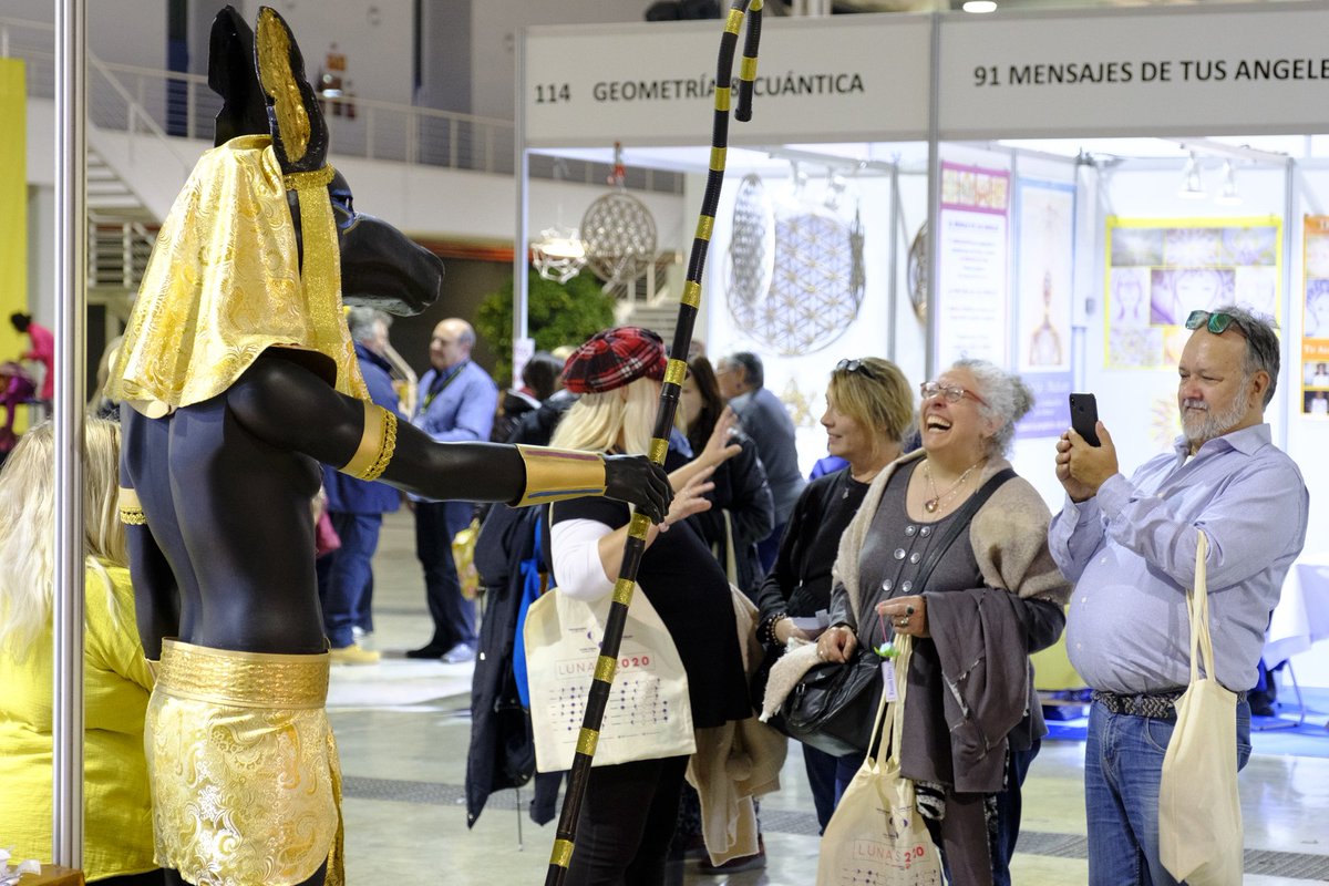 fargahospitalet's tweet photo. 📸 Vist a #LaFargaLH
Segona jornada de @Magic_Fira.
Aquest diumenge seguim amb aquest gran saló referent a Europa.
Més informació a: https://t.co/PSvk5wh5v3
#Magic2019🔮 #LHospitalet https://t.co/enNdH8AgRV