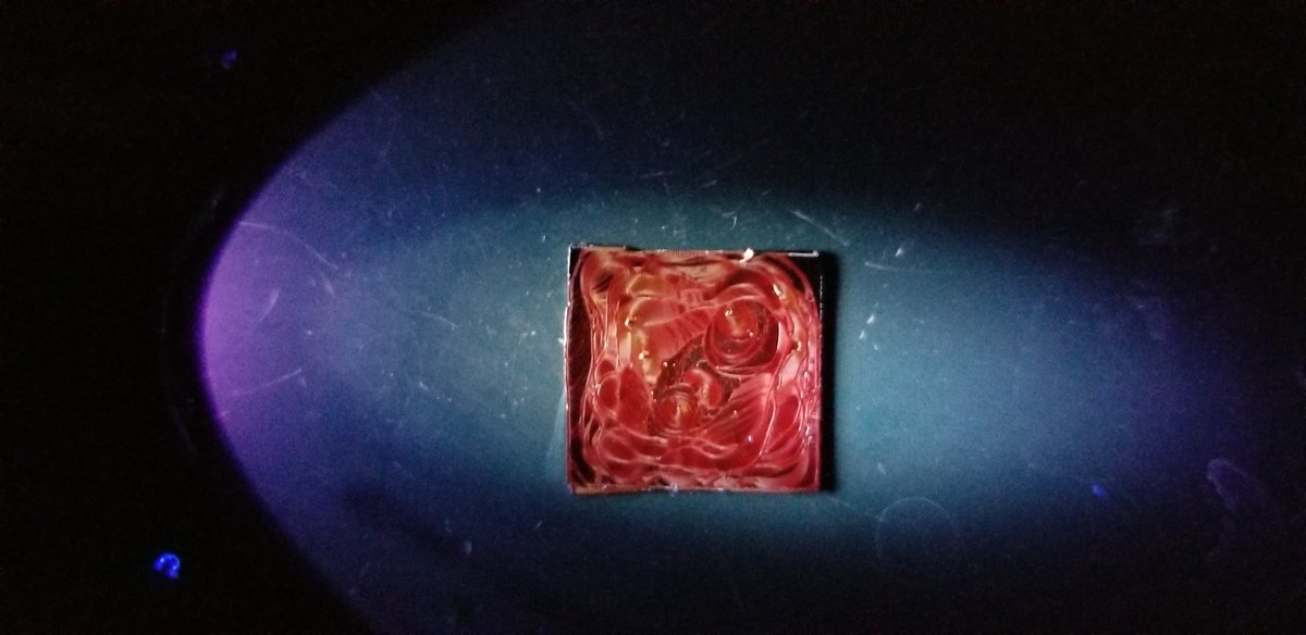 AlyxTheChemist's tweet image. Silicon nanoparticles on a silicon wafer. Silicon is a cool element that makes up the chips in devices. However, when it get ~20,000x smaller than the width of your hair it glows red under UV light. #RealTimeElements Week #RealTimeChem #SciComm #sciart #IYPT2019 @ABSi_nano