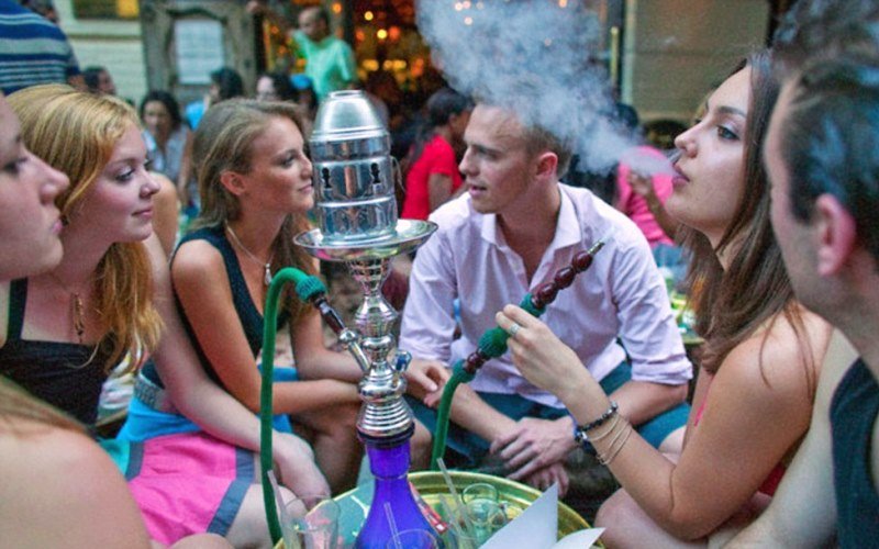 кальянов в общественных местах. кальян на улице. парень с кальяном. запрет кальянакальяна. кальян и подростки.