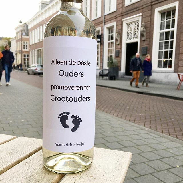 N I E U W - Wijnetiket 'Grootouders' maakt van elke gewone fles wijn een onvergetelijk originele zwangerschapsaankondiging.
Ontroerend én grappige manier om je zwangerschap bekend te maken aan je ouders, maar zeker ook leuk als geboorte cadeau voor de gr… ift.tt/2XlIcTb