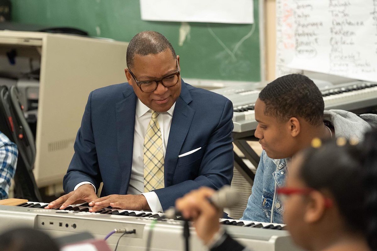 chicagosymphony's tweet photo. .@wyntonmarsalis, Managing and Artistic Director of the Jazz at Lincoln Center Orchestra, works with students in the Morgan Park High School Jazz Combo, which is directed by Shemeka Nash. #jazzdotorg @jazzdotorg https://t.co/KZOYWzkg2e