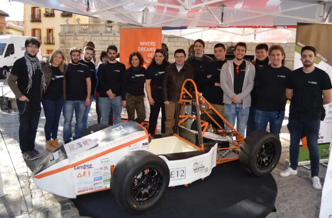 Hoy #ToletvmElectricRacing tuvo el placer de mano de @ciencialacarta de acercar la ingeniería y la ciencia que se esconde tras un coche de competición a toda la gente que esta mañana estuvo en la plaza del ayuntamiento de #Toledo.